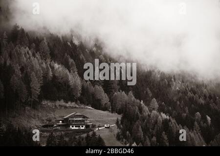 Paysage naturel des Dolomites dans le brouillard en Italie du Nord Banque D'Images