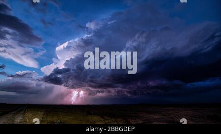 Tempête avec éclair qui clignote sur le terrain dans le sud rural du Manitoba Canada Banque D'Images