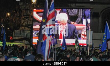 Les partisans pro et anti-Brexit se réunissent à l'extérieur du Parlement avant un rassemblement des peuples pour voter plus tard dans la journée. Sur la photo, le chef du travail Jeremy Corbyn, sur un grand écran sur la place du Parlement. Par Gavin Crilly Photography, PAS DE VENTES, PAS de SYNDICATION contact pour plus d'informations mob: 07810638169 web: www.pressphotographergloucestershire.co.uk email: gavincrilly@gmail.com le copyright photographique (© 2015) est conservé exclusivement par le créateur de l'œuvre en tout temps et les ventes, la syndication ou l'offre de l'œuvre pour publication future à un tiers sans la connaissance ou l'accord du photographe Banque D'Images