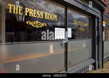 Leominster, Herefordshire, Royaume-Uni. 31 mars 2020. Panneau de fermeture du coronavirus dans une fenêtre de bar. Le verrouillage du Coronavirus au Royaume-Uni a fortement affecté la ville de Leominster, généralement animée. Réputée comme l'une des principales villes d'antiquités du Royaume-Uni, avec plus de 20 centres d'antiquités et magasins, la ville est maintenant presque déserte. G.P Essex/Alay Live News Banque D'Images