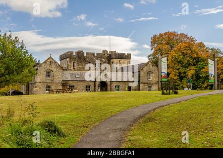 Kielder Castle, à l'origine un pavillon de chasse et maintenant un centre d'accueil et un café. Kielder Water & Forest Park, Kielder, Northumberland, Royaume-Uni. Octobre 2018. Banque D'Images