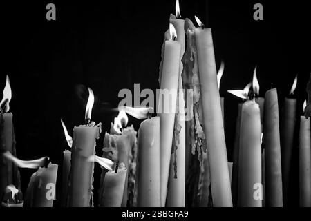 Des bougies allumées dans la chapelle de Lourdes, symboles religieux et le terrorisme Banque D'Images