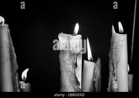 Des bougies allumées dans la chapelle de Lourdes, symboles religieux et le terrorisme Banque D'Images