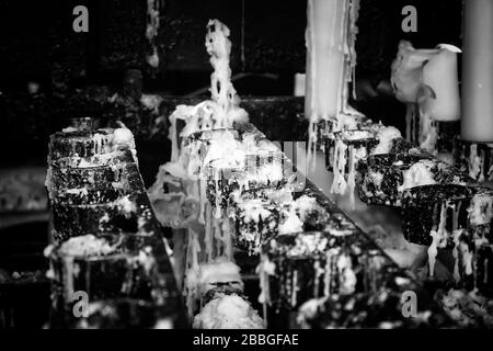 Des bougies allumées dans la chapelle de Lourdes, symboles religieux et le terrorisme Banque D'Images