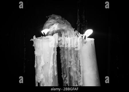 Des bougies allumées dans la chapelle de Lourdes, symboles religieux et le terrorisme Banque D'Images