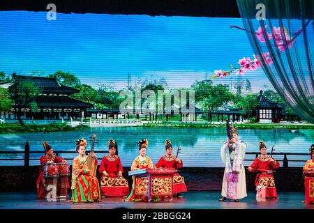 Musiciens avec instruments chinois traditionnels sur scène au Xian Xi'an Tang Dynasty Show China Banque D'Images