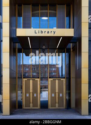 Entrée principale de la bibliothèque, campus de l'Université de Birmingham, Birmingham, West Midlands, Angleterre, Royaume-Uni Banque D'Images