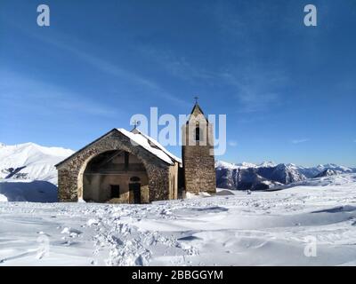 San Lucio, Italie - 29 décembre 2017: Refuge au sommet de San Lucio Banque D'Images