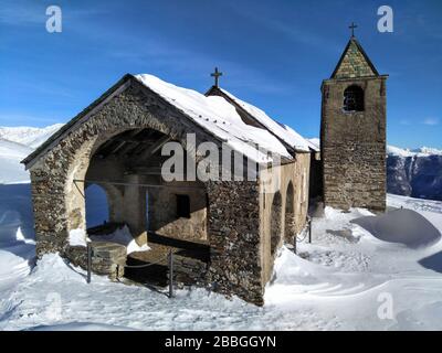 San Lucio, Italie - 29 décembre 2017: Refuge au sommet de San Lucio Banque D'Images