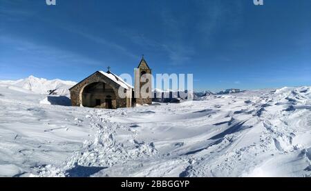 San Lucio, Italie - 29 décembre 2017: Refuge au sommet de San Lucio Banque D'Images