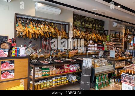 Faites vos achats avec du jambon sec et d'autres spécialités en vente à Ronda, Andalousie, Espagne. Banque D'Images