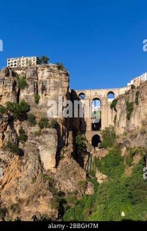 Le célèbre Puente Nuevo au-dessus de la gorge El Tajo à Ronda, l'une des célèbres villes blanches d'Andalousie, Espagne. Banque D'Images