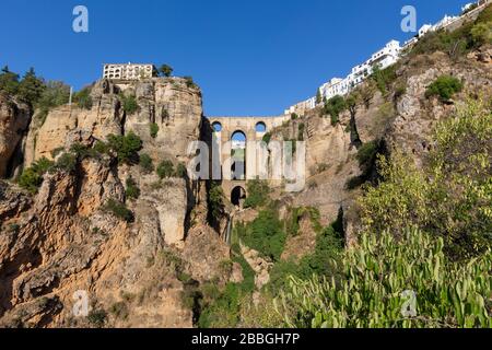 Le célèbre Puente Nuevo au-dessus de la gorge El Tajo à Ronda, l'une des célèbres villes blanches d'Andalousie, Espagne. Banque D'Images