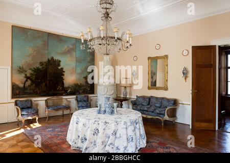 Chaises et petit canapé devant la peinture à l'huile à côté d'un poêle en faïence, Château Kogl, Haute-Autriche Banque D'Images