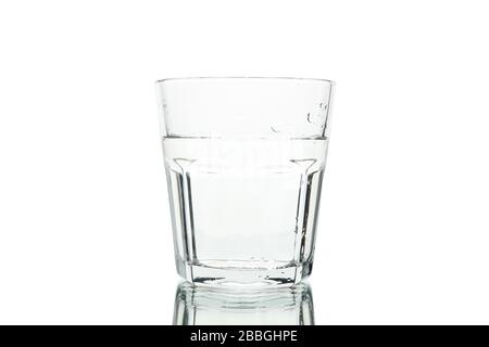 Verre d'eau isolé sur fond blanc Banque D'Images