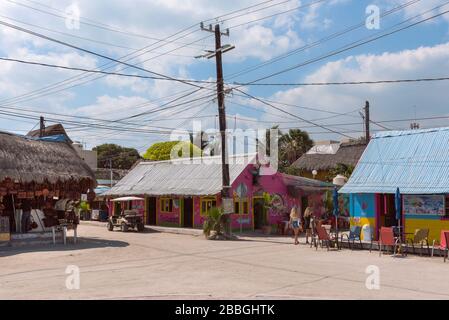 Maisons colorées des Caraïbes avec bars et restaurants sur l'île Holbox, Quintana Roo, Mexique Banque D'Images