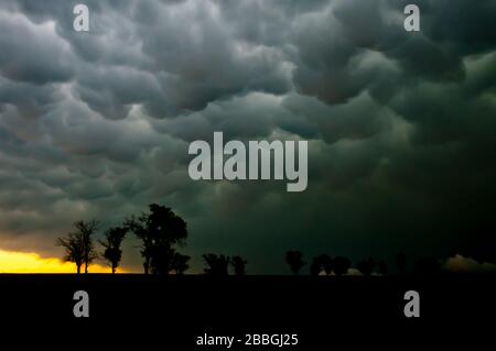 Mammatus nuages et tempête se balader au-dessus du Nebraska États-Unis Banque D'Images