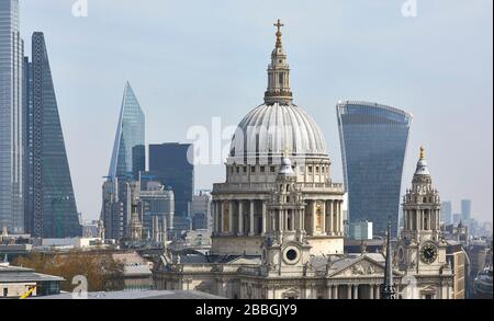 Le sommet de St Paul a entouré mes hauts-immeubles modernes. 52 Lime Street - The Scalpel, Londres, Royaume-Uni. Architecte : Kohn Pedersen Fox Associates (KPF), Banque D'Images