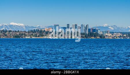 Vue sur la ville de Bellevue, à Washington, sur le lac Washington. Banque D'Images