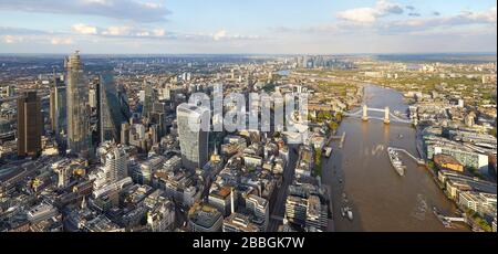 La ville s'étend de l'ouest avec la Tamise. 52 Lime Street - The Scalpel, Londres, Royaume-Uni. Architecte : Kohn Pedersen Fox Associates (KPF), 2018. Banque D'Images