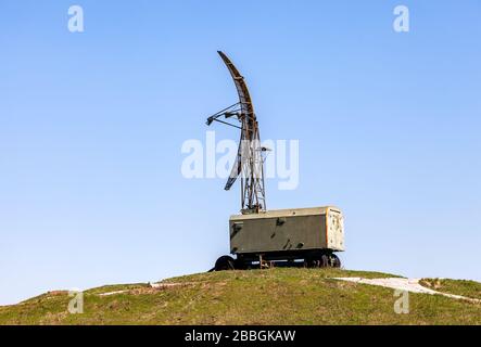 Ancienne station radar militaire soviétique contre le ciel bleu. Équipement radio militaire Banque D'Images