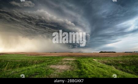 Nuage de rayons de tempête se roulant sur le champ rural dans le sud rural du Manitoba Canada Banque D'Images