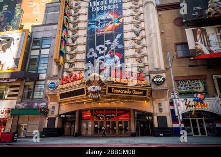 Fermeture des cinémas Regal à New York en raison de la pandémie COVID-19 le jeudi 26 mars 2020. (© Richard B. Levine) Banque D'Images