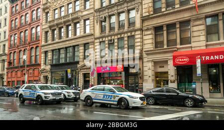 Les véhicules NYPD à l'extérieur de Ricky's NYC sur Broadway à New York en tant que clients s'alignent pour acheter du désinfectant pour les mains et du papier toilette le samedi 28 mars 2020. Ricky's vend les produits au coût, avec une limite de deux par client, jusqu'à ce que leur stock existant soit épuisé. (© Richard B. Levine) Banque D'Images