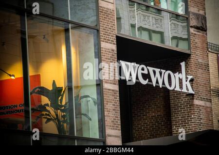 Les enseignes annoncent l'emplacement d'un espace de travail commun WeWork dans le quartier de Chelsea à New York le jeudi 26 mars 2020. (© Richard B. Levine) Banque D'Images