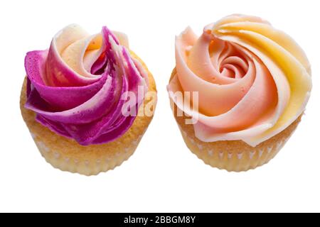 Deux mini-cupcakes de rose M&S isolés sur fond blanc - mini-gâteaux de éponge surmontés d'une crème de beurre de vanille rose et blanc Banque D'Images