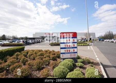 Le prix de l'essence affiché à une fraction d'un sou sous £1/litre à la station de remplissage de Costo à Birmingham, car les effets du ralentissement économique causé par le coronavirus pèsent sur la baisse des prix mondiaux du pétrole. Date de l'image: Mardi 31 mars 2020. Les chiffres montrent que les prix du carburant ont connu leur plus forte chute hebdomadaire depuis le début des dossiers actuels. Les données du gouvernement britannique révèlent que le coût moyen d'un litre d'essence était de 1,12 £ lundi, contre 1,20 £ sept jours plus tôt. Voir l'histoire de PA SANTÉ Coronavirus Fuel. Crédit photo devrait lire: Morgan Harlow/PA fil Banque D'Images