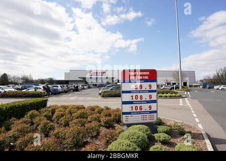 Le prix de l'essence affiché à une fraction d'un sou sous £1/litre à la station de remplissage de Costo à Birmingham, car les effets du ralentissement économique causé par le coronavirus pèsent sur la baisse des prix mondiaux du pétrole. Date de l'image: Mardi 31 mars 2020. Les chiffres montrent que les prix du carburant ont connu leur plus forte chute hebdomadaire depuis le début des dossiers actuels. Les données du gouvernement britannique révèlent que le coût moyen d'un litre d'essence était de 1,12 £ lundi, contre 1,20 £ sept jours plus tôt. Voir l'histoire de PA SANTÉ Coronavirus Fuel. Crédit photo devrait lire: Morgan Harlow/PA fil Banque D'Images