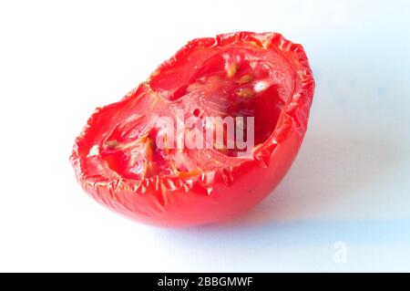 La moitié d'une tomate pourrie avec le début de la croissance des moisissures. Banque D'Images