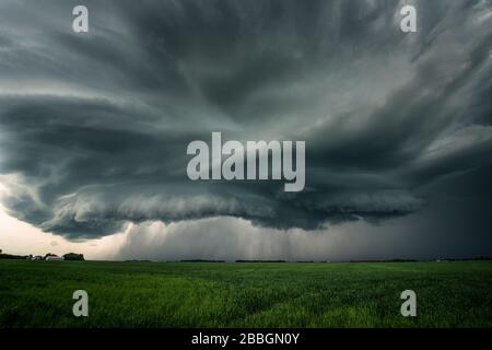 Tempête formant un nuage de rayons sur le terrain dans le sud du Manitoba Canada Banque D'Images