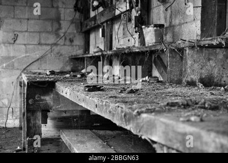 poussière saleté et toile d'araignée couverte dans une grange abandonnée noir et blanc Banque D'Images