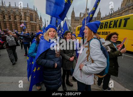 Les partisans pro et anti-Brexit se réunissent à l'extérieur du Parlement avant un rassemblement des peuples pour voter plus tard dans la journée. Sur la photo, les militants anti-Brexit. Par Gavin Crilly Photography, NO SALES, NO SYNDICATION contact pour plus d'informations mob: 07810638169 web: www.pressphotographergloucestershire.co.uk email: gavincrilly@gmail.com le droit d'auteur photographique (© 2015) est conservé exclusivement par le créateur de l'œuvre en tout temps et les ventes, la syndication ou l'offre de l'œuvre pour publication future à un tiers sans la connaissance ou l'accord du photographe contrevient aux dessins et modèles de droits d'auteur et Banque D'Images