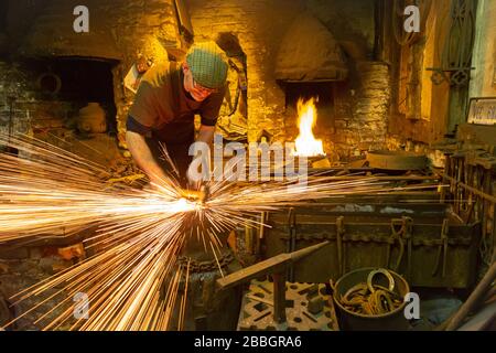 Forgeron travaillant dans la Forge au musée de la Forge de beaucoup Hadham, Banque D'Images