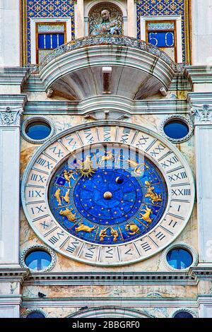 La Tour de l'horloge de Venise est un bâtiment datant du début de la Renaissance situé sur le côté nord de la Piazza San Marco, à l'entrée de la Merceria. Il comprend un Banque D'Images