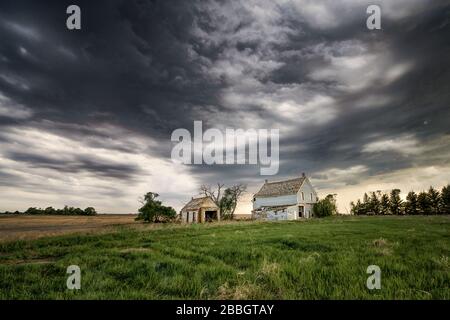 Tempête sur la vieille maison abandonnée dans le sud du Manitoba, Canada Banque D'Images