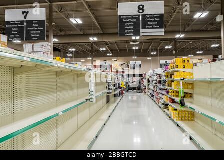 Étagères vides dans le magasin Sobeys, supermarché, Toronto, Canada au milieu de la pandémie de coronavirus. Banque D'Images