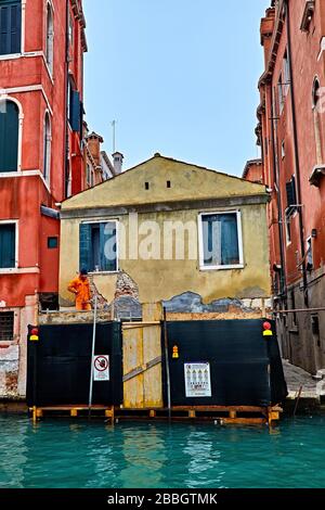 Venise, la capitale de la Vénétie du nord de l’Italie, est construite sur 118 petites îles dans un lagon de la mer Adriatique. Il n'a pas de routes, seulement des canaux, li Banque D'Images