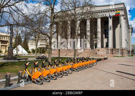 Rangée de vélos garés à louer, stationnement de location de vélos de ville, système public de partage de vélos, programme de partage de vélos, économie verte Banque D'Images