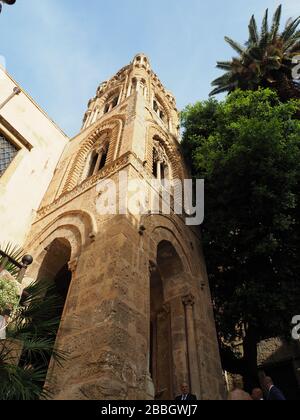 Palerme, Sicile, Italie, juin 2019 Palerme, Sicile, Italie, juin 2019 la Tour de l'Eglise de l'Eglise de San Cataldo situé à la Piazza Bellini avec un m Banque D'Images