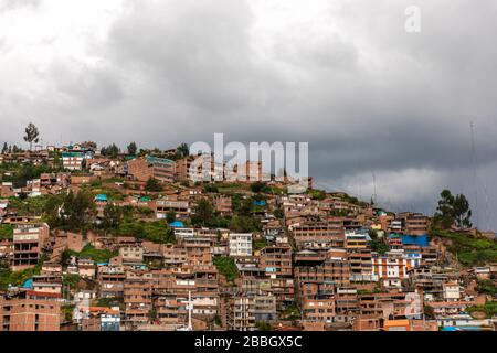 Vue panoramique sur les drones dans un bel après-midi pendant la quarantaine du coronavirus dans la ville de Cusco représentant un quartier de colline du nord avec des maisons Banque D'Images