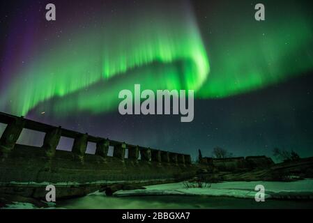 Aurora dansant sur le barrage Pinawa Manitoba Canada Banque D'Images