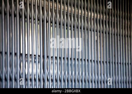 photo de bars fermés sur la fenêtre de magasin comme symbole d'une situation désespérée Banque D'Images