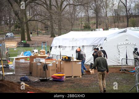 New York, États-Unis. 31 mars 2020. L'hôpital de Purse de Samaritan est en place un hôpital de terrain de 68 lits et une unité de traitement respiratoire spéciale à Central Park, en face de l'hôpital de Mount Sinai, sur la 5ème Avenue, entre 98ème et 100ème rues à New York City aux États-Unis ce mardi 31. L'hôpital fait partie de la lutte contre la pandémie de Coronavirus, COVID-19. La bourse du président du Samaritain est Franklin Graham, fils du célèbre prédicateur américain Billy Graham. Crédit: Brésil photo Press/Alay Live News Banque D'Images