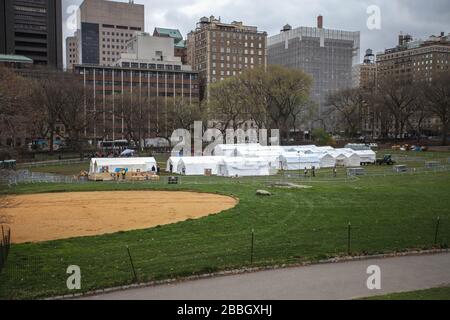 New York, États-Unis. 31 mars 2020. L'hôpital de Purse de Samaritan est en place un hôpital de terrain de 68 lits et une unité de traitement respiratoire spéciale à Central Park, en face de l'hôpital de Mount Sinai, sur la 5ème Avenue, entre 98ème et 100ème rues à New York City aux États-Unis ce mardi 31. L'hôpital fait partie de la lutte contre la pandémie de Coronavirus, COVID-19. La bourse du président du Samaritain est Franklin Graham, fils du célèbre prédicateur américain Billy Graham. Crédit: Brésil photo Press/Alay Live News Banque D'Images