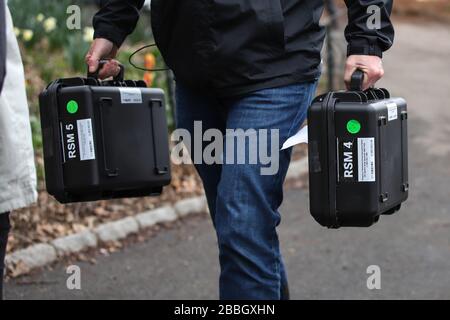 New York, États-Unis. 31 mars 2020. L'hôpital de Purse de Samaritan est en place un hôpital de terrain de 68 lits et une unité de traitement respiratoire spéciale à Central Park, en face de l'hôpital de Mount Sinai, sur la 5ème Avenue, entre 98ème et 100ème rues à New York City aux États-Unis ce mardi 31. L'hôpital fait partie de la lutte contre la pandémie de Coronavirus, COVID-19. La bourse du président du Samaritain est Franklin Graham, fils du célèbre prédicateur américain Billy Graham. Crédit: Brésil photo Press/Alay Live News Banque D'Images