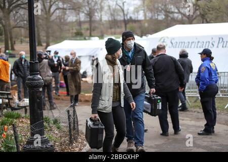 New York, États-Unis. 31 mars 2020. L'hôpital de Purse de Samaritan est en place un hôpital de terrain de 68 lits et une unité de traitement respiratoire spéciale à Central Park, en face de l'hôpital de Mount Sinai, sur la 5ème Avenue, entre 98ème et 100ème rues à New York City aux États-Unis ce mardi 31. L'hôpital fait partie de la lutte contre la pandémie de Coronavirus, COVID-19. La bourse du président du Samaritain est Franklin Graham, fils du célèbre prédicateur américain Billy Graham. Crédit: Brésil photo Press/Alay Live News Banque D'Images